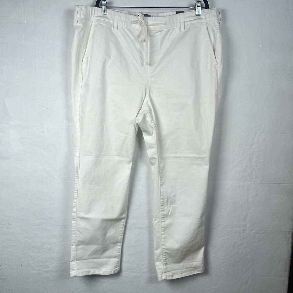2/$30 NWT Torrid White Weekend Boyfriend Straight Super Soft Jeans 3S